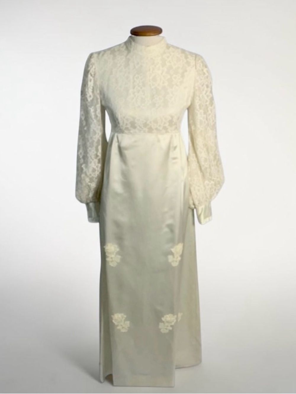 Vintage Lace High Neck with Bishop Sleeve Empire Waist Wedding Gown size 2/4